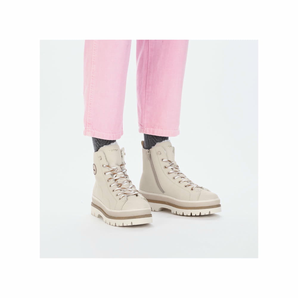 Hellbeige Rieker Damen Schnürstiefel Y6220-60 mit einem Reißverschluss. Schuh am Fuß.