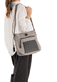 Sac à main Rieker H1481-42 en gris avec compartiment intérieur, fermeture éclair et poche pour téléphone portable. Porté.