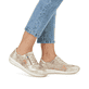Mehrfarbige Rieker Damen Sneaker Low N1112-91 mit einem Reißverschluss. Schuh am Fuß.