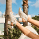 Beige Rieker Riemchensandaletten 64676-60 mit einem Klettverschluss. Schuh am Model.