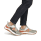 Grüne Rieker Herren Sneaker Low U1301-52 mit einer Schnürung. Schuh am Fuß.