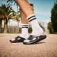 Schwarze Rieker Damen Pantoletten W3450-00 mit flexibler und ultraleichter Sohle. Schuh am Model.