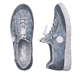 Blaue Rieker Damen Slipper N0963-12 mit Gummischnürung sowie verwaschenem Look. Schuh von oben, liegend.