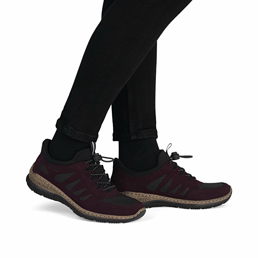Rote Rieker Damen Slipper N32G8-30 mit Ready2GO easy in Funktion sowie Gummizug. Schuh am Fuß.