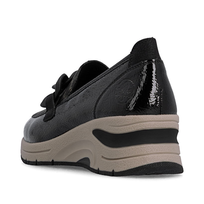 Schwarze Rieker Damen Loafer N9350-00 mit Deko-Kette sowie einem Gummizug. Schuh von hinten.