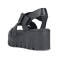 Schwarze Rieker Keilsandaletten 68063-00 mit trendigen Schnalle. Schuh von hinten.
