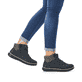 
Ozeanblaue Rieker Damen Schnürschuhe Z4243-14 mit einer robusten Profilsohle. Schuh am Fuß