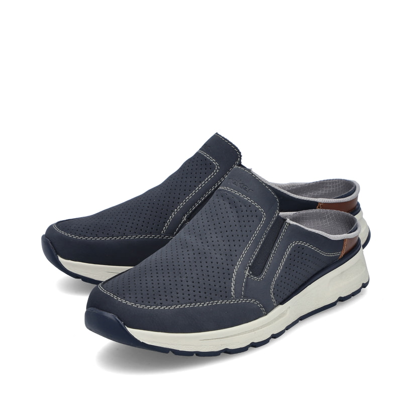 Blaue Rieker Herren Clogs B0760-14 mit einem Gummizug sowie der Komfortweite G. Schuhpaar seitlich schräg.