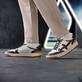 Beige waschbare Rieker Herren Slipper U1103-62 mit einer super leichten Sohle. Schuh Außenseite gespiegelt.