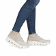 Beige Rieker Damen Sneaker Low W3500-60 mit Schnürung sowie ultraleichter Sohle. Schuh am Fuß.