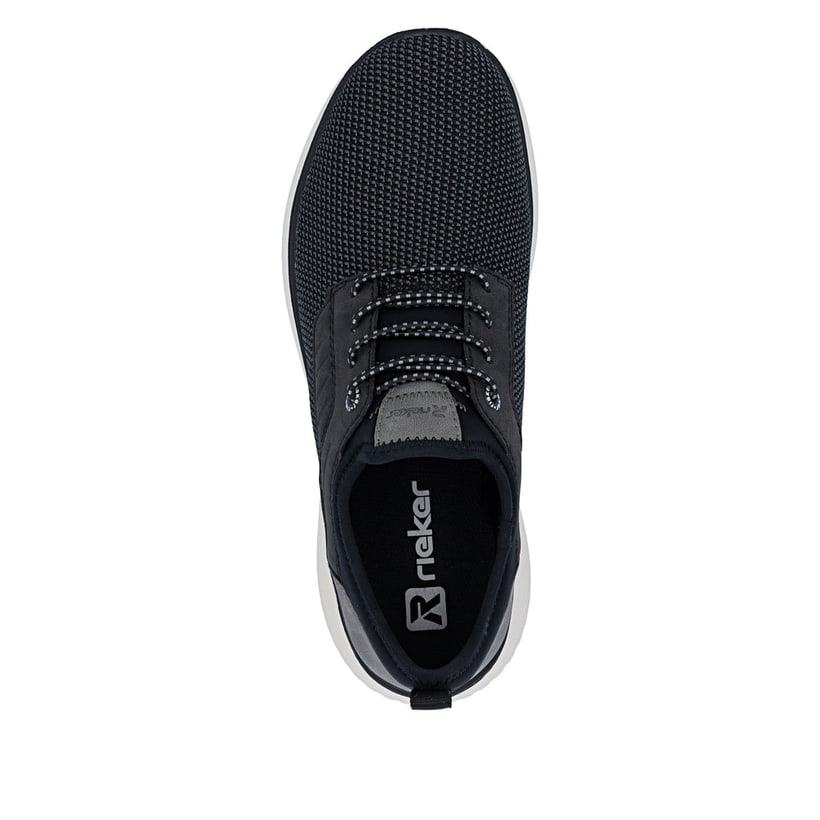 Schwarze Rieker Herren Slipper B9651-00 mit einem Gummizug sowie Komfortweite G. Schuh von oben.