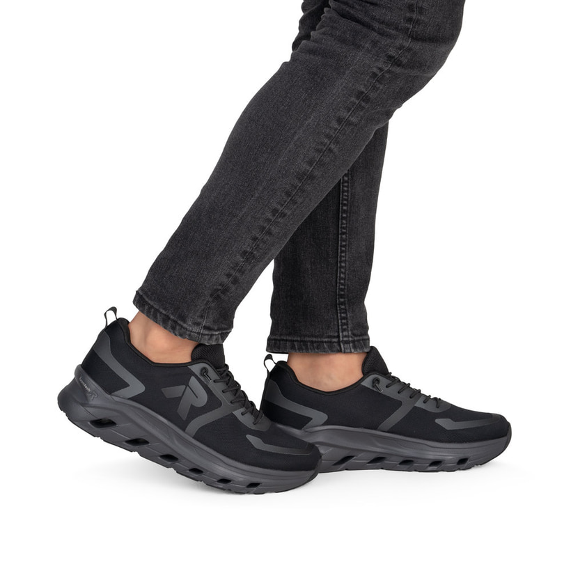 Schwarze Rieker Herren Sneaker Low U3504-00 mit Schnürung sowie abgesetztem Logo. Schuh am Fuß.