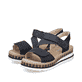 Blaue Rieker Damen Riemchensandalen V7974-14 mit einem Klettverschluss. Schuhpaar seitlich schräg.