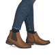 
Nougatbraune Rieker Damen Chelsea Boots Z4994-24 mit einer schockabsorbierenden Sohle. Schuh am Fuß