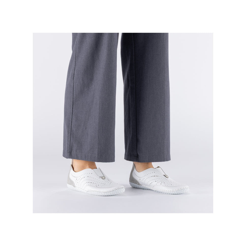 Mocassins Rieker blancs pour femme 43663-80 en cuir lisse. Chaussure au pied.