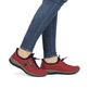 Erdbeerrote Rieker Damen Slipper N3267-33 mit easy Hineinschlüpf-Möglichkeit. Schuh am Fuß.