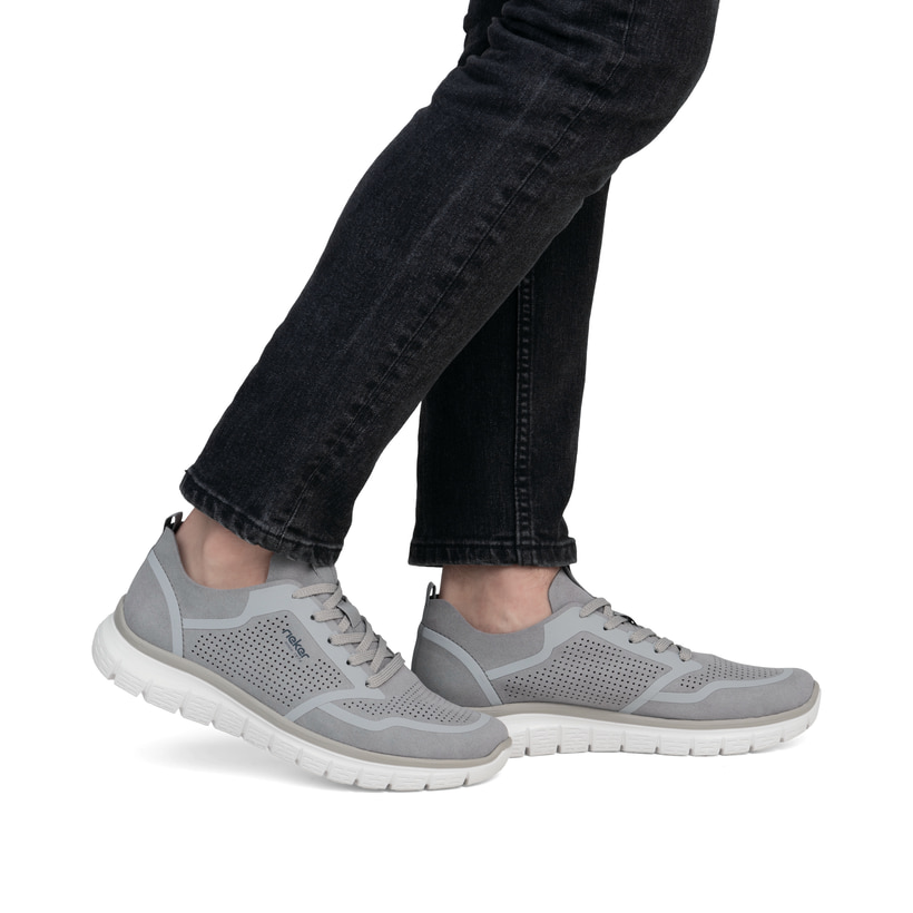 Graue Rieker Herren Sneaker Low B6600-42 mit Schnürung sowie Komfortweite G 1/2. Schuh am Fuß.