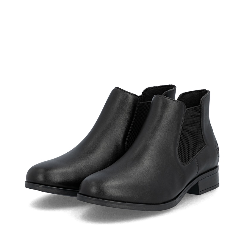 Schwarze Rieker Damen Chelsea Boots 77050-00 mit einem Gummizug. Schuhpaar seitlich schräg.