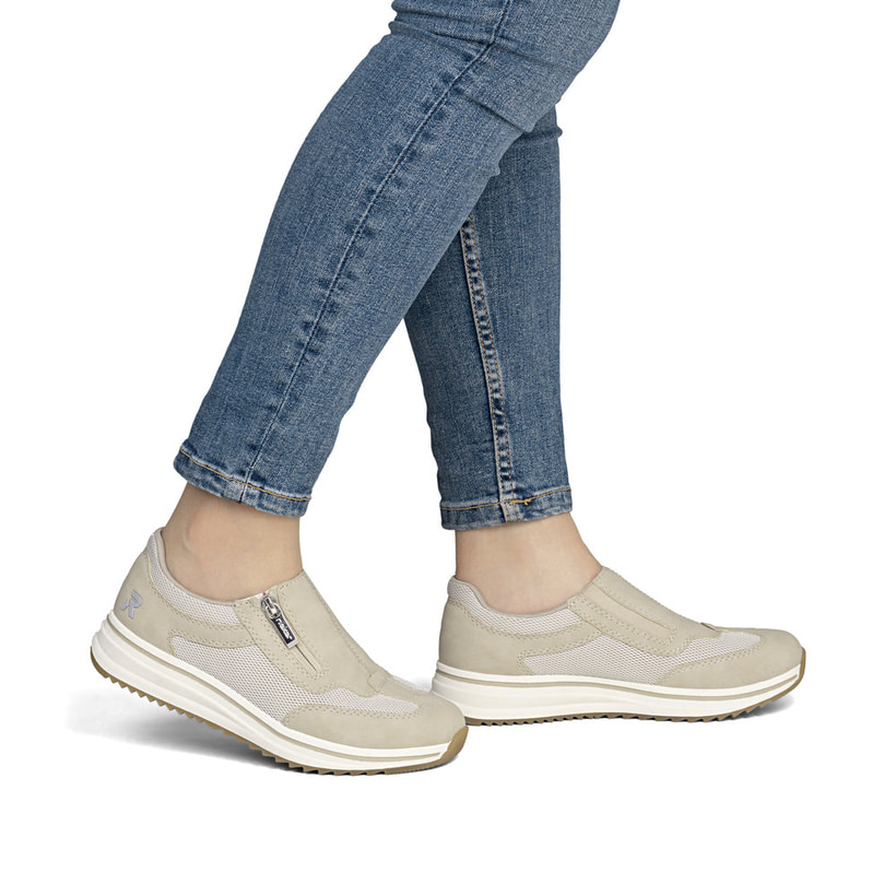 Beige Rieker Damen Sneaker Low L5854-62 mit Reißverschluss sowie Extraweite H. Schuh am Fuß.