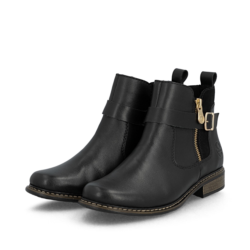 Schwarze Rieker Damen Chelsea Boots Z4959-00 aus Glattleder. Schuhpaar seitlich schräg.