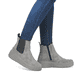 Weiße Rieker Damen Slipper N2162-80 mit Gummischnürung sowie geprägtem Logo. Schuh Außenseite gespiegelt.