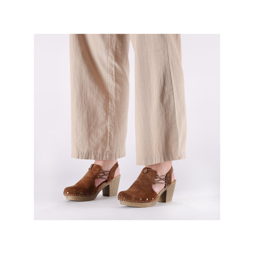 Braune Rieker Slingpumps 66775-24 aus Rauleder mit handgestickten Nähten. Schuh am Fuß.