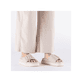Beige Rieker Damen Pantoletten V5650-62 mit trendiger Schnalle. Schuh am Fuß.