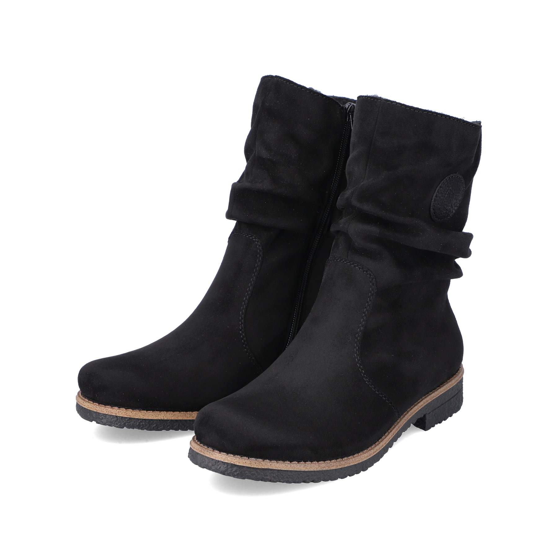 Graphitschwarze Rieker Damen Kurzstiefel 73560-00 mit einer robusten Profilsohle. Schuhpaar schräg.