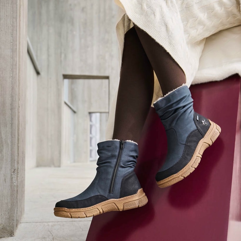 Blaue Rieker Damen Kurzstiefel 72382-14 getragen