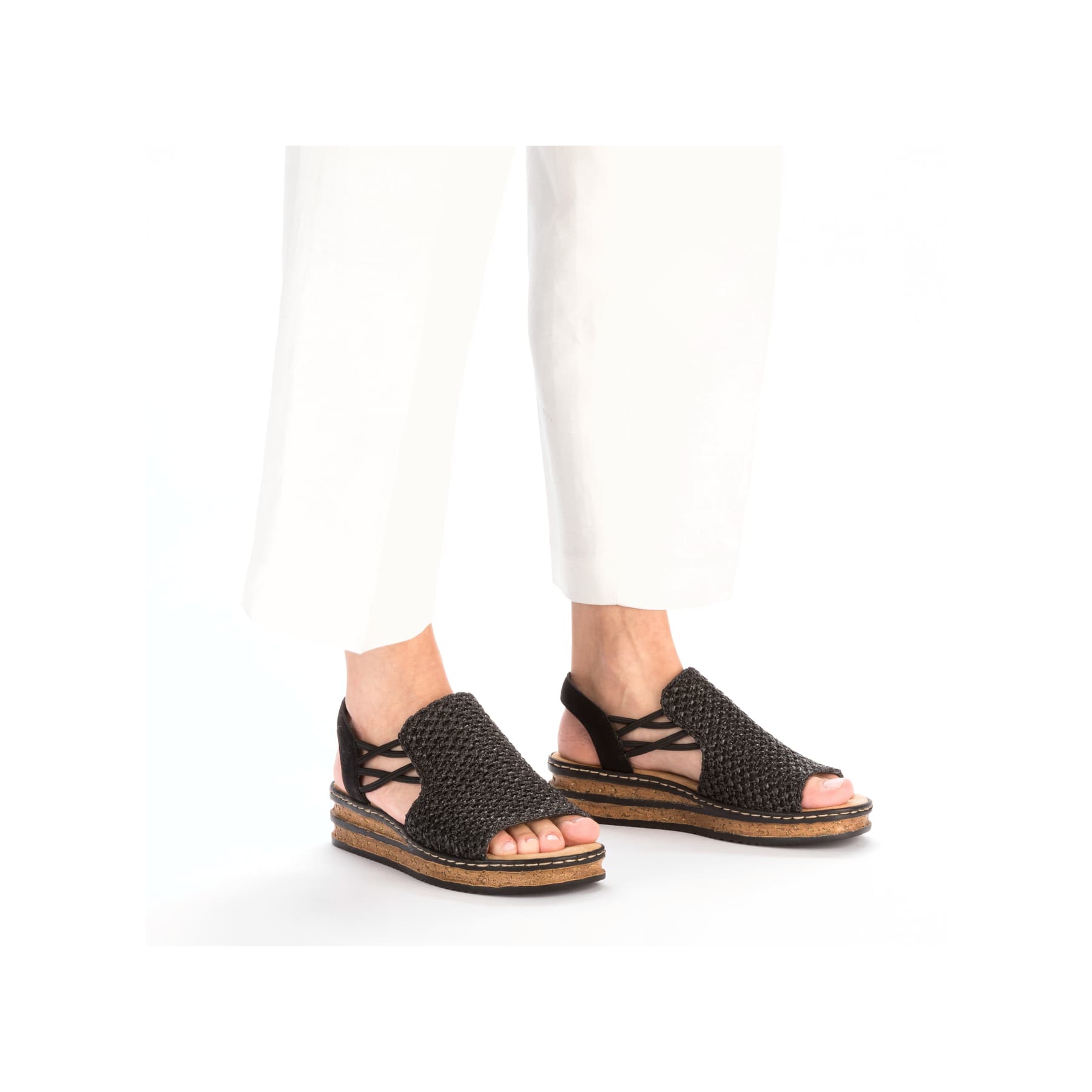 Schwarze Rieker Keilsandaletten 62941-00 mit einem Gummizug. Schuh am Fuß.