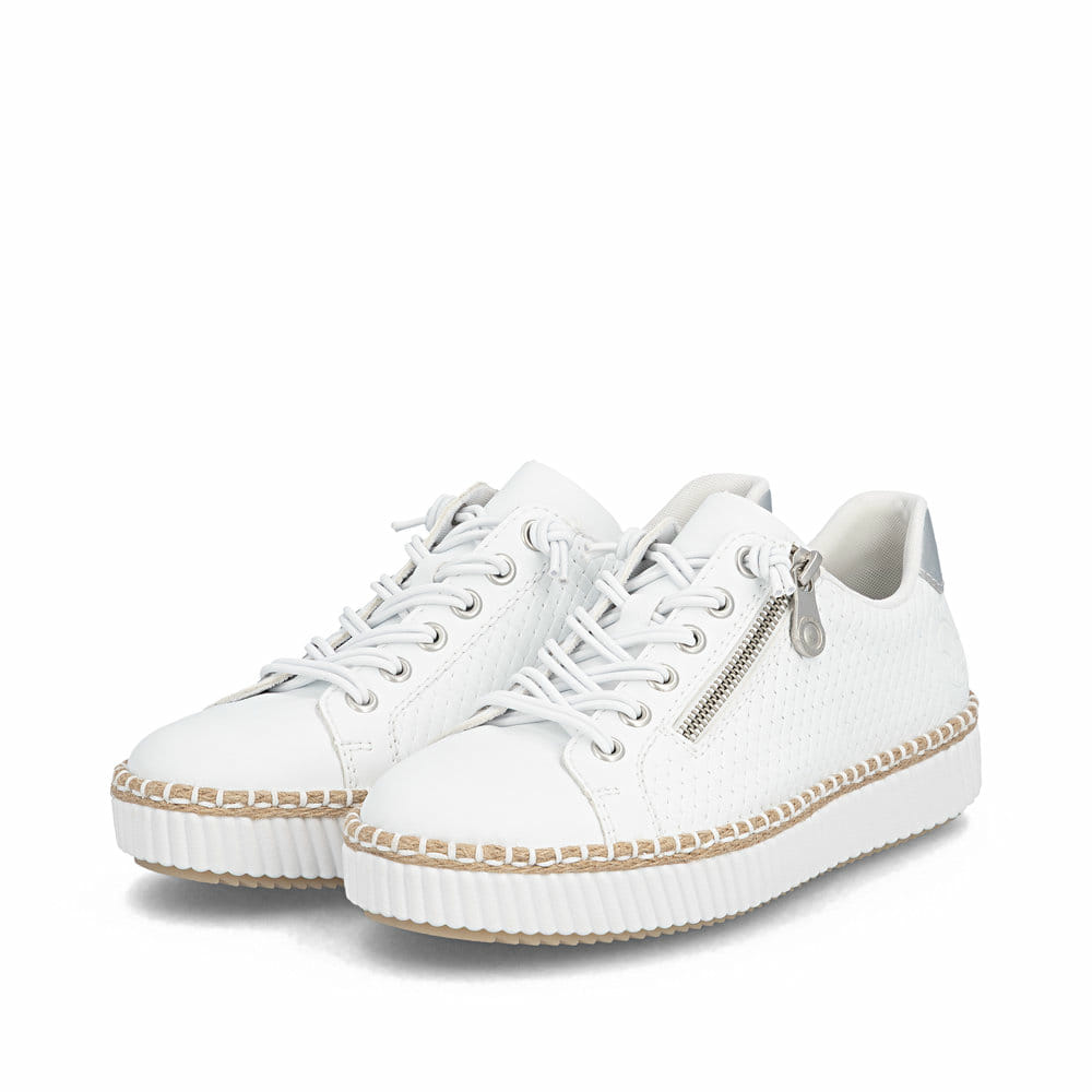 Weiße Rieker Damen Slipper M2940-80 mit einem Reißverschluss. Schuhpaar seitlich schräg.