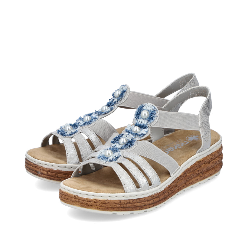 Graue Rieker Keilsandaletten 62771-40 mit Schmuckelementen sowie einem Gummizug. Schuhpaar seitlich schräg.