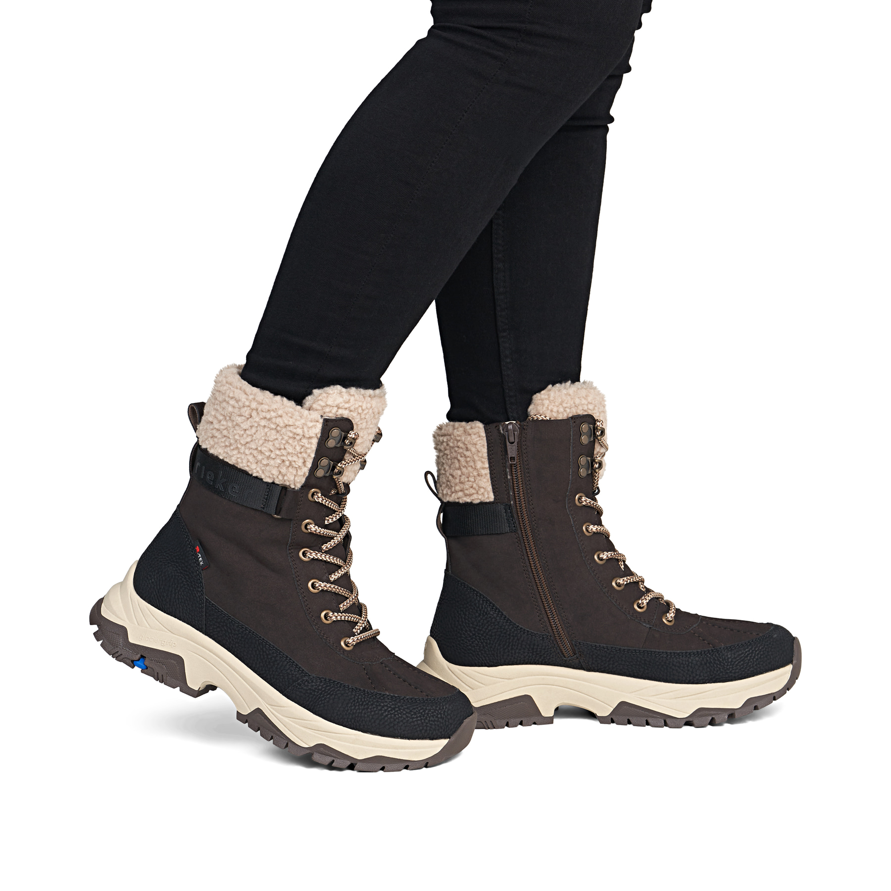 Dunkelbraun-beige Rieker Damen Schnürstiefel Z3901-25 mit dem Glacier Grip. Schuh am Fuß.