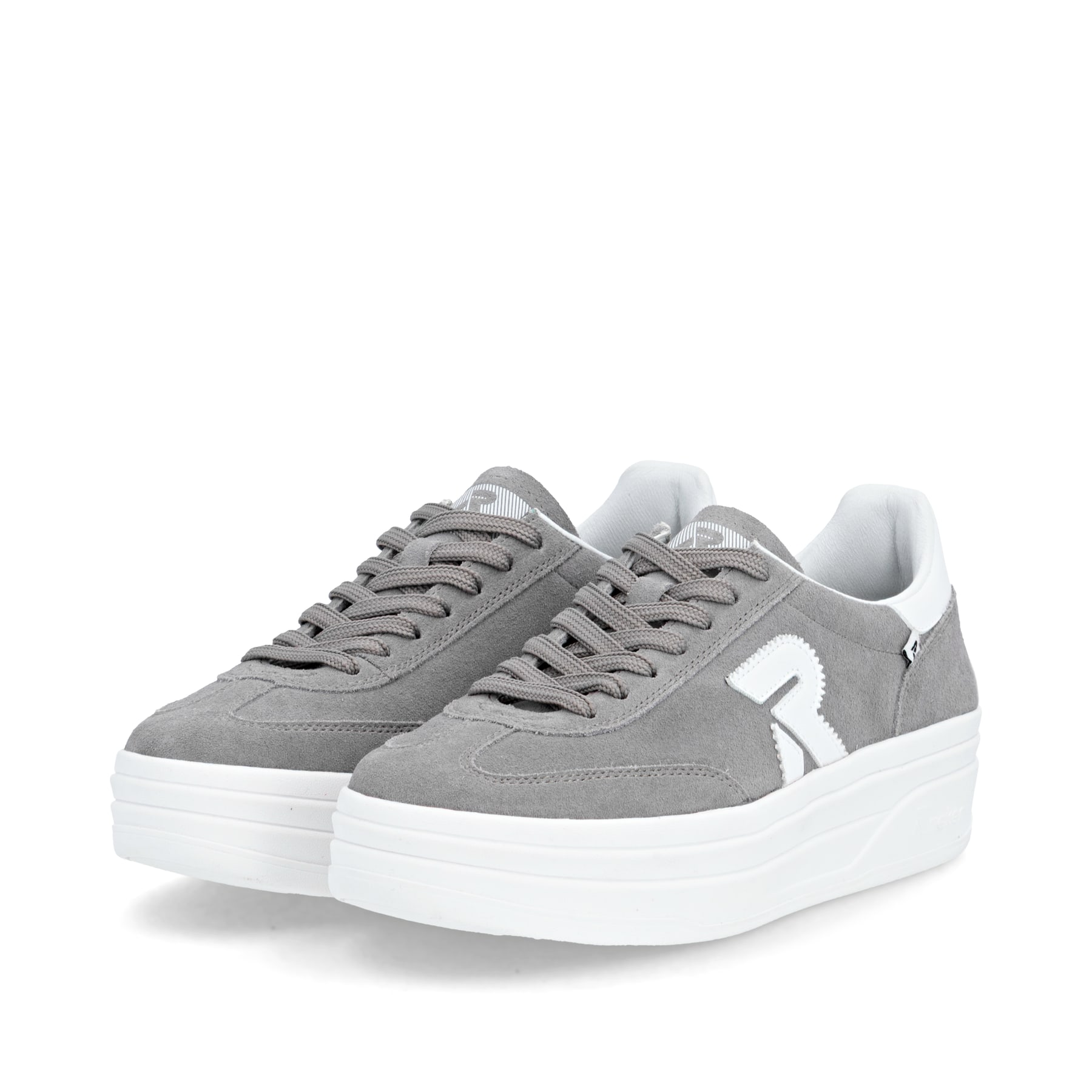 Graue Rieker Damen Sneaker Low W3700-40 mit einer Schnürung. Schuhpaar seitlich schräg.