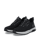 Schwarze Rieker Herren Slipper 06153-00 mit easy Hineinschlüpf-Möglichkeit. Schuhpaar seitlich schräg.