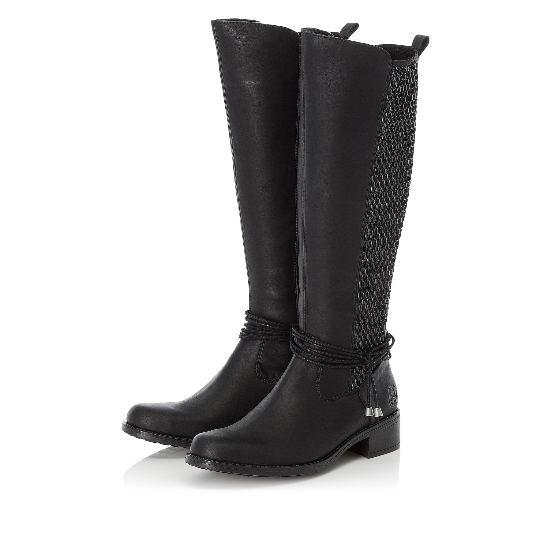 Tiefschwarze Rieker Damen Hochschaftstiefel Z7362-00 mit modischer Kordel. Schuhpaar seitlich schräg.