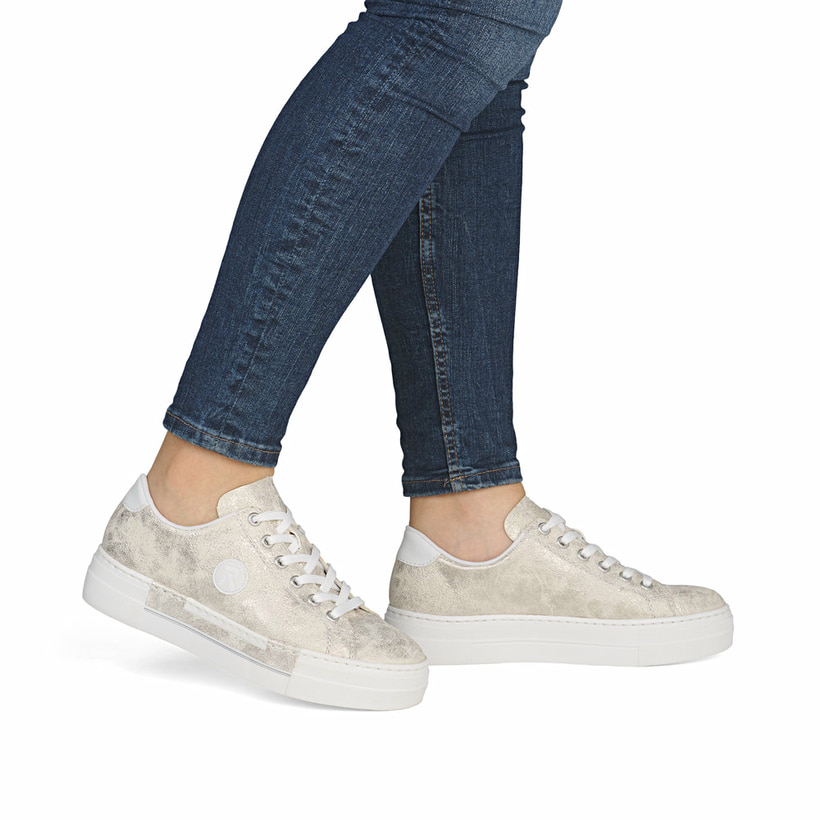 Metallische Rieker Damen Sneaker Low N49W1-90 mit einer Schnürung. Schuh am Fuß.