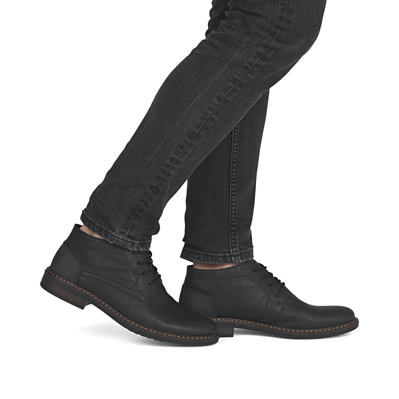 Tiefschwarze Rieker Herren Schnürschuhe 17604-00 mit einer schockabsorbierenden Sohle. Schuh am Fuß