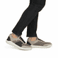 Beige Rieker Herren Sneaker Low U1150-64 mit Schnürung sowie der Komfortweite G. Schuh am Fuß.