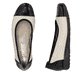 Weiße Rieker Ballerinas L9351-80 mit runden Ziernähten. Schuh von oben, liegend.