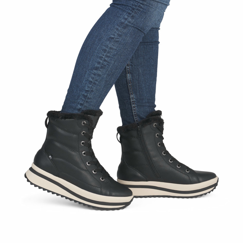 Schwarze Rieker Damen Schnürstiefel W3872-00 aus Glattleder. Schuh am Fuß.