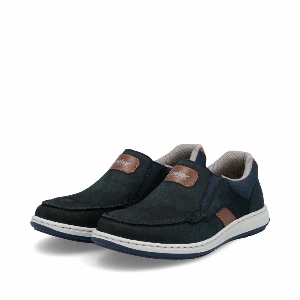 Blaue Rieker Herren Slipper 17368-14 mit einem Gummizug sowie der Extraweite H. Schuhpaar seitlich schräg.