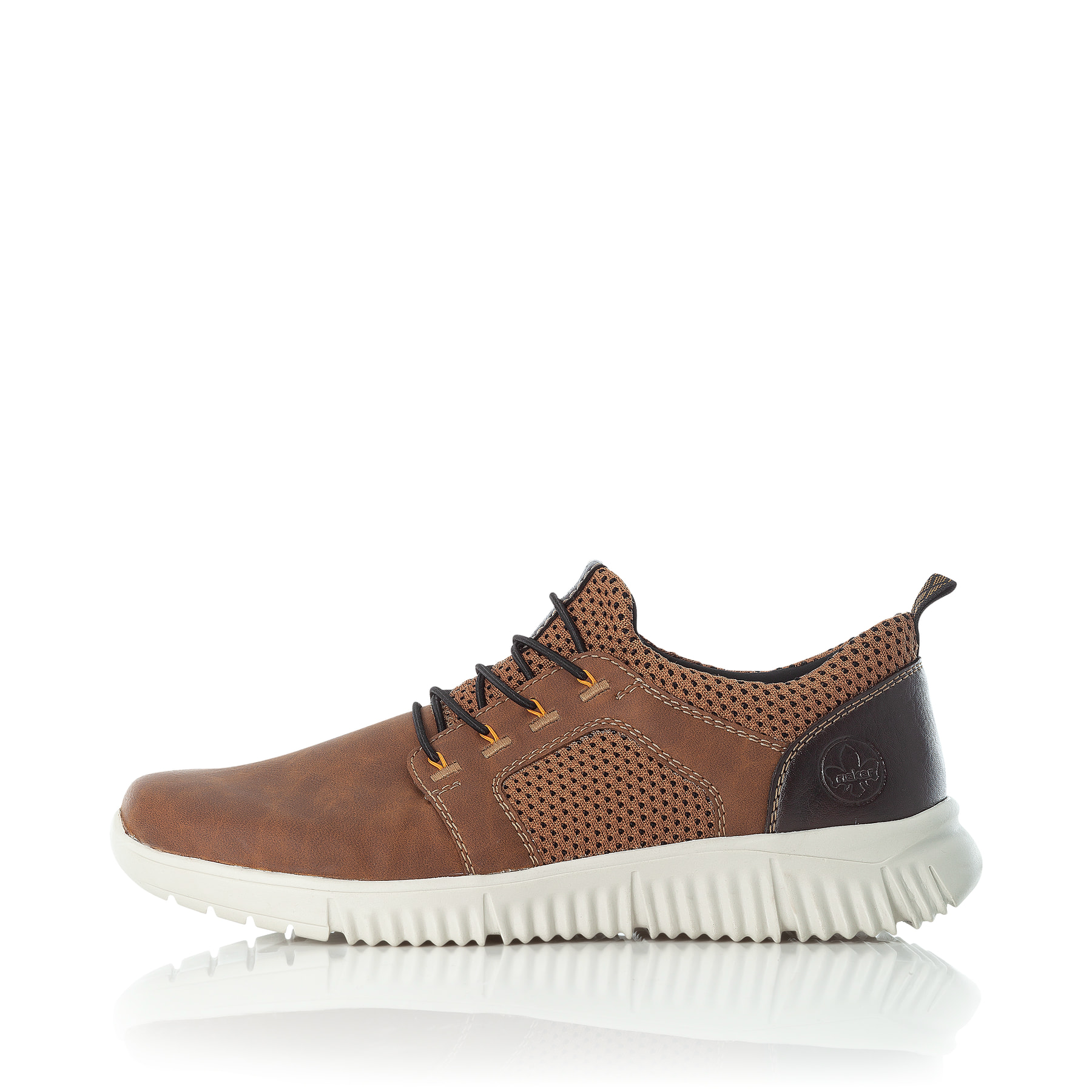 Braune Rieker Herren Slipper B7588-24 mit Gummizug sowie der Komfortweite G 1/2. Schuh Außenseite.