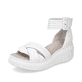 Reinweiße Rieker Keilsandaletten 64159-80 mit einem Klettverschluss. Schuh seitlich schräg.
