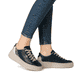 Schwarze Rieker Damen Sneaker Low N5402-00 mit einer Schnürung. Schuh am Fuß.