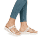 Goldene Rieker Damen Pantoletten V0200-90 mit einem Klettverschluss. Schuh am Fuß.
