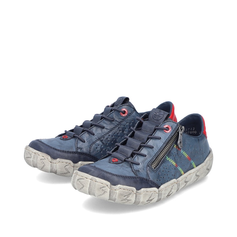 Mocassins Rieker bleus femme L0357-12 avec coutures modernes élégantes. Chaussures inclinées sur le côté.