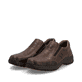 Braune Rieker Herren Slipper 03354-26 mit einem Gummizug sowie der Extraweite H. Schuhpaar seitlich schräg.