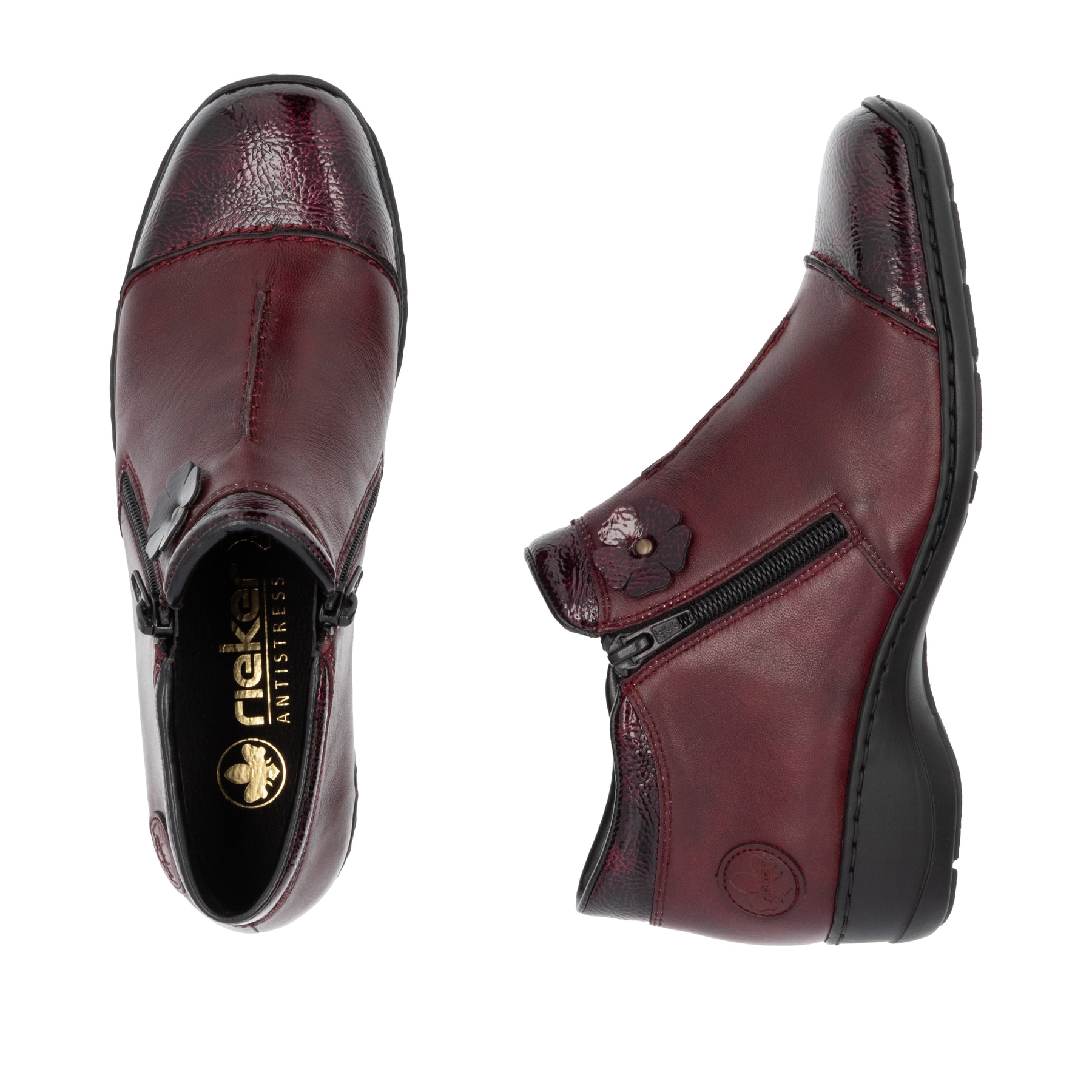 Weinrote Rieker Damen Kurzstiefel 58388-36 aus Glattleder mit dekorativer Blume. Schuh von oben, liegend.
