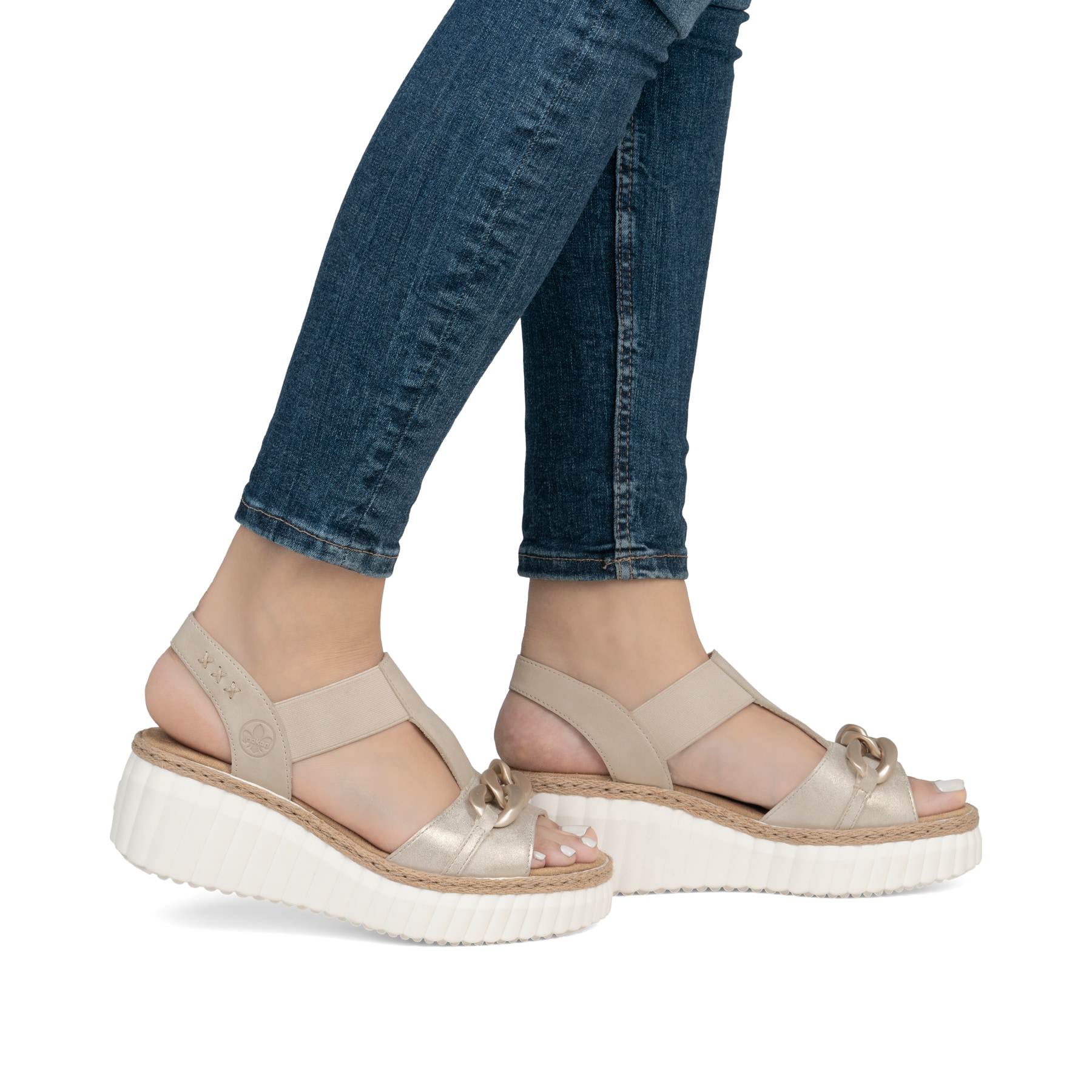Beige Rieker Keilsandaletten 69158-60 mit Deko-Kette sowie einem Gummizug. Schuh am Fuß.